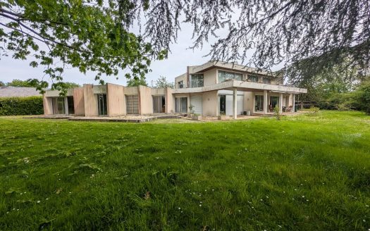 Grande maison d'architecte sur parc arboré