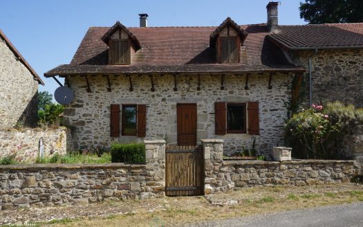 Stone property complex in the heart of the Perigord-Limousin regional natural park.