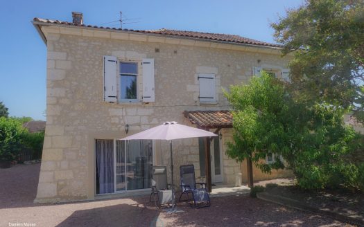 Charming stone house, nestled on the heights of the little Venice of the Perigord.