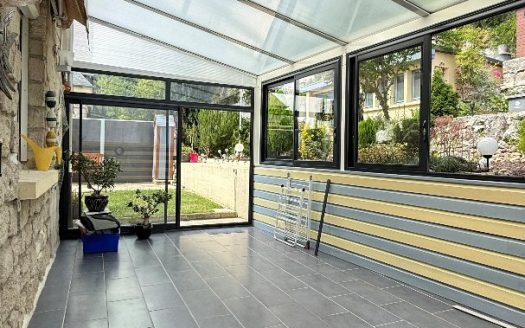Charming semi-detached house with an unusual layout in the heart of Orival, on the banks of the Seine.