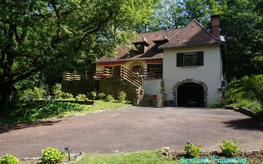 Charming Perigourdine residence nestled on the heights of a medieval village.