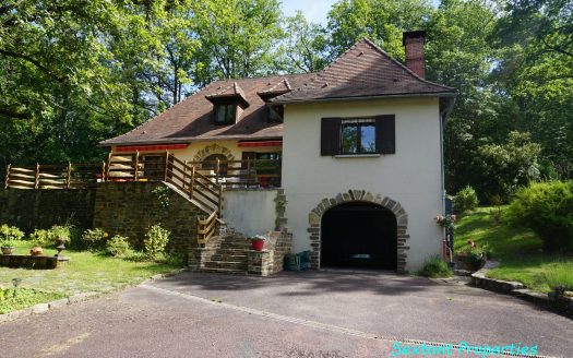 Charming Perigourdine residence nestled on the heights of a medieval village.