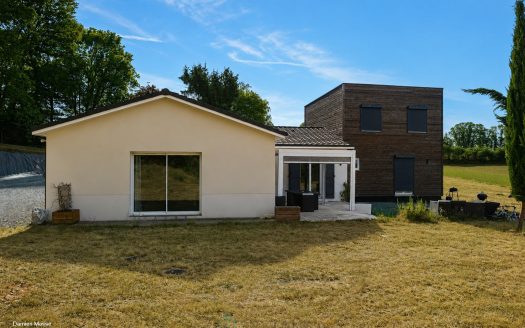 Contemporary villa built according to environmental technical standards in the heart of the Périgord vert.