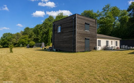Contemporary villa built according to environmental technical standards in the heart of the Périgord vert.