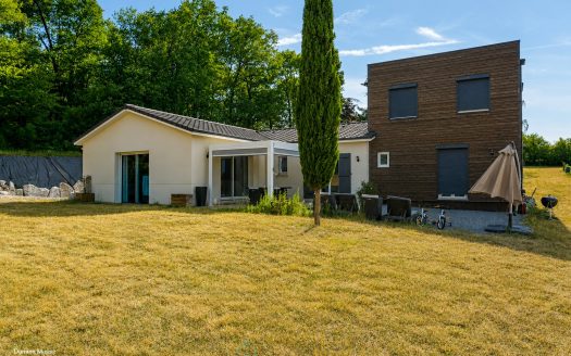 Contemporary villa built according to environmental technical standards in the heart of the Périgord vert.