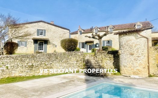 IIn the heart of Entre-Deux-Mers, 10 minutes from Sauveterre-de-Guyenne, charming stone and rubble house with outbuildings and swimming pool.