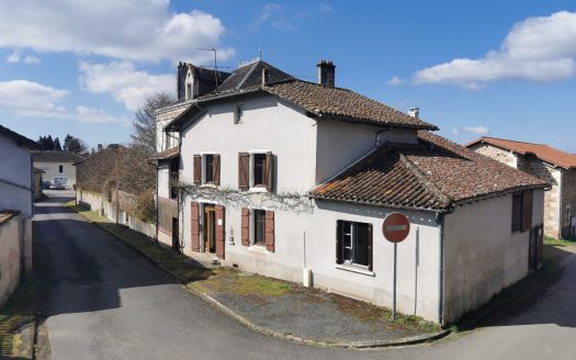 Charming lock-and-leave stone house to update, – potential for gîte or family living