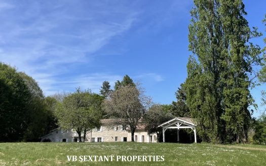 15 minutes from Bordeaux , an exceptional setting for this 8-hectare estate with 3 houses
