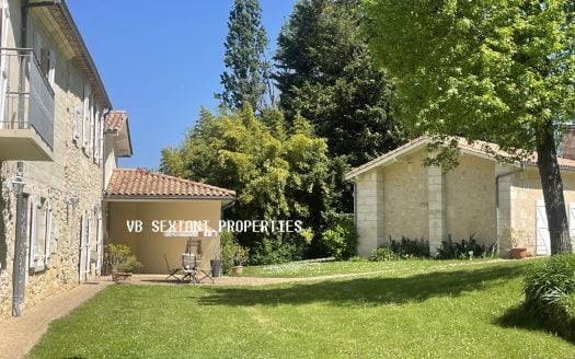 15 minutes from Bordeaux , an exceptional setting for this 8-hectare estate with 3 houses