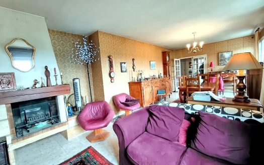 PERIGORD NOIR, LARGE HOUSE WITH POTENTIAL IN REMARKABLE SETTING