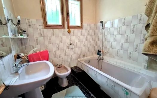 PERIGORD NOIR, LARGE HOUSE WITH POTENTIAL IN REMARKABLE SETTING