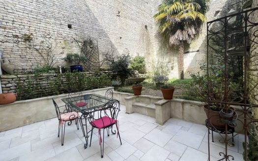 CHARENTAISE RENOVATED OF 210 M2 WITH COURTYARD AND SMALL AND CUTE GARDEN