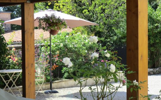 CHARENTAISE RENOVATED OF 210 M2 WITH COURTYARD AND SMALL AND CUTE GARDEN