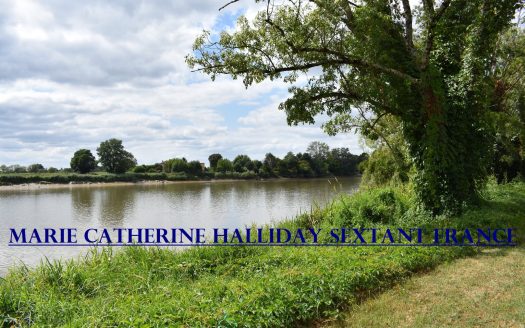 QUIET TWO-BEDROOM SINGLE-STOREY HOUSE NEAR THE RIVER TO RESTORE