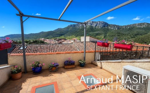 CHARACTERFUL FULLY-RENOVATED VILLAGE HOUSE 90sqm, GARAGE, TERRACE, PLEASANT VIEWS