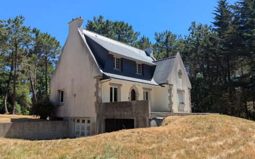 Five-bedroom family home for renovation – full basement – 8,291 sqm Plot – Just 1.6 km from the Petite Mer de Gâvres