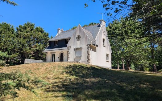 Five-bedroom family home for renovation – full basement – 8,291 sqm Plot – Just 1.6 km from the Petite Mer de Gâvres