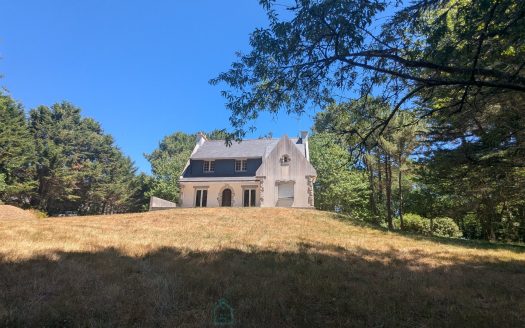 Five-bedroom family home for renovation – full basement – 8,291 sqm Plot – Just 1.6 km from the Petite Mer de Gâvres