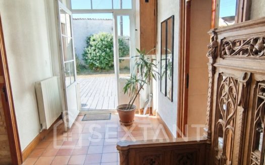 CHARMING CHARENTAISE HOUSE – 276 M² OF LIVING SPACE – 4 BEDROOMS – OUTBUILDINGS