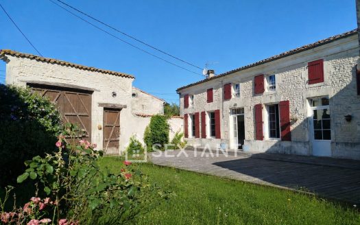 CHARMING CHARENTAISE HOUSE – 276 M² OF LIVING SPACE – 4 BEDROOMS – OUTBUILDINGS