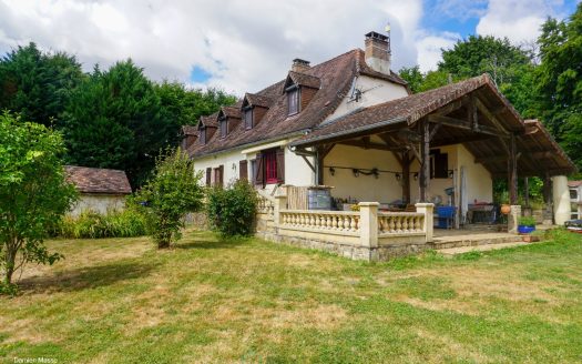 Charming 19th century Périgord building nestled in the heart of a natural and preserved environment.