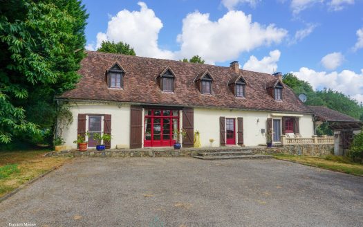 Charming 19th century Périgord building nestled in the heart of a natural and preserved environment.