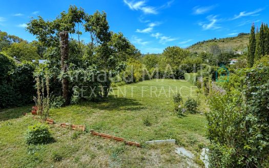 SPACIOUS FIVE-BEDROOM PROPERTY, ADJOINING GARAGE, TERACE, LARGE GARDEN, RIVER ACCESS
