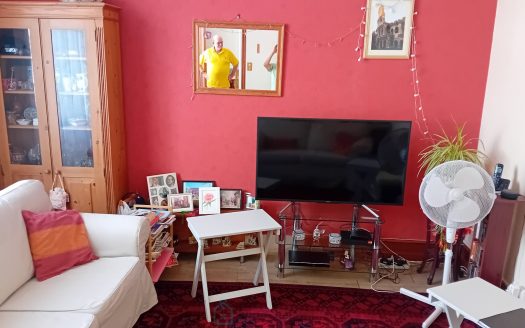 Property 3 bedrooms and large open garden