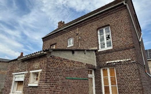 GREAT POTENTIAL – Stone house to renovate – 110 sqm – 200 sqm plot – Grand-Couronne.