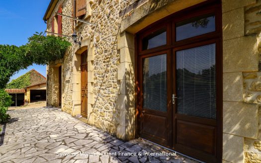 Elegant character stone house, 6 bedrooms, swimming pool, outbuildings on a wooded plot of 5,000 sqm
