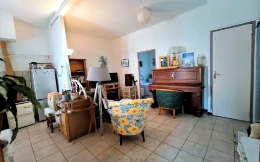 Life only on the ground floor very close to BERGERAC town center