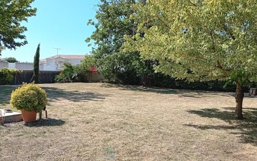 Property 3 bedrooms and large open garden