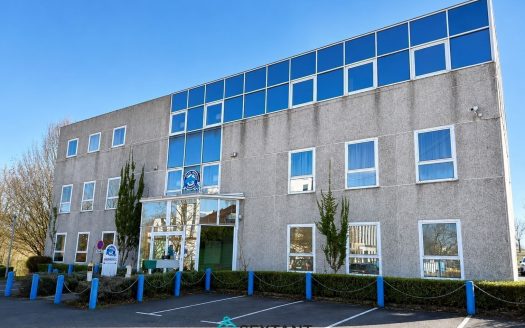 Ensemble immobilier de bureaux – 845 sqm avec parkings privatifs à proximité immédiate de l'aéroport. 4.300.000 € HT