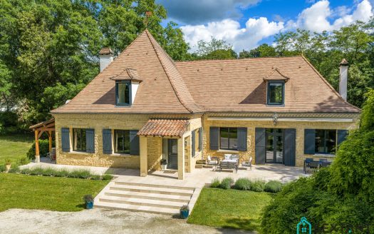 Big périgourdine in a magnificient park by the Dordogne river, 4 bedrooms, guests appartement