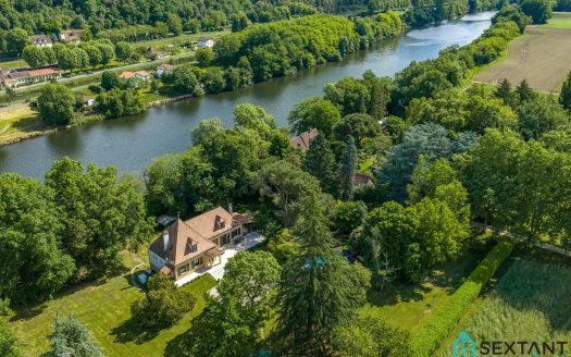 Big périgourdine in a magnificient park by the Dordogne river, 4 bedrooms, guests appartement