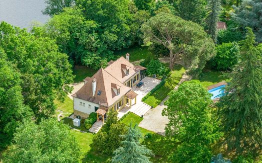 Big périgourdine in a magnificient park by the Dordogne river, 4 bedrooms, guests appartement