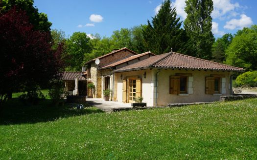 Charming property nestled in the heart of a forest, in the famous village of three wonders.