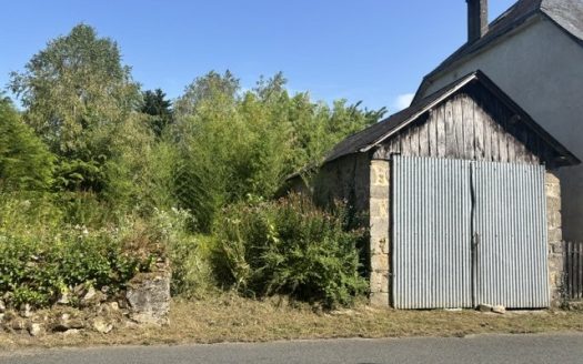 PLot of land with garage, possibility to build a house