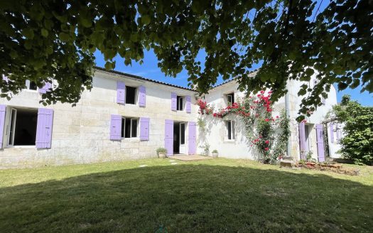 Beautiful property of 325sqm on a plot of 3,660sqm