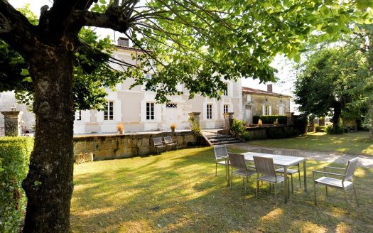 Magnificent 17th-century Charentais manor house