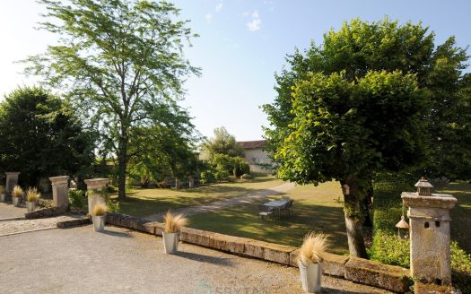 Magnificent 17th-century Charentais manor house