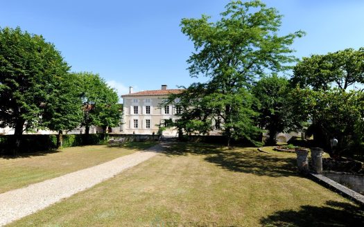 Magnificent 17th-century Charentais manor house