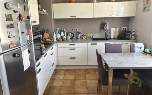 Beautiful house, 4 bedrooms, large basement, large garden with amazing views.
