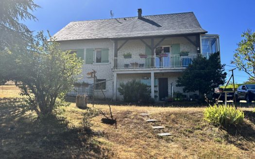 Beautiful house, 4 bedrooms, large basement, large garden with amazing views.