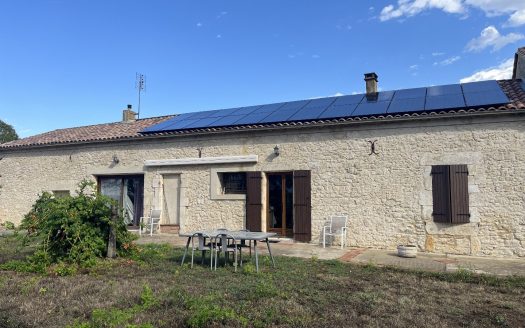 Monbazillac, longère stone house with outbuiliding, 5 beds, garage, workshop, jacuzzi, cellar, 2300 sqm of land