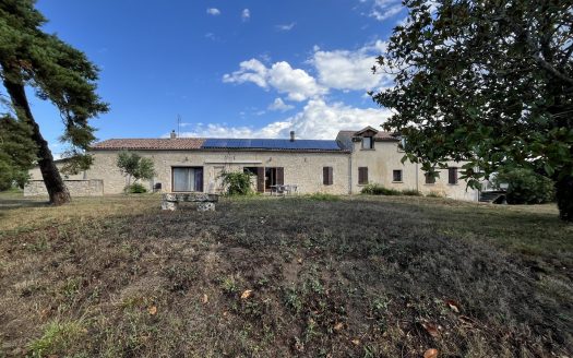 Monbazillac, longère stone house with outbuiliding, 5 beds, garage, workshop, jacuzzi, cellar, 2300 sqm of land