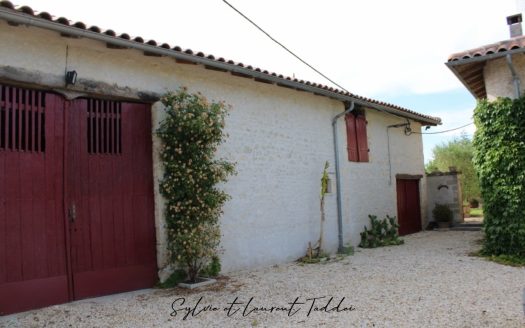BEAUTIFUL CHARENTE LONGERE ON ONE STOREY, QUIET AND NOT OVERLOOKED