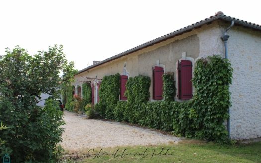 BEAUTIFUL CHARENTE LONGERE ON ONE STOREY, QUIET AND NOT OVERLOOKED