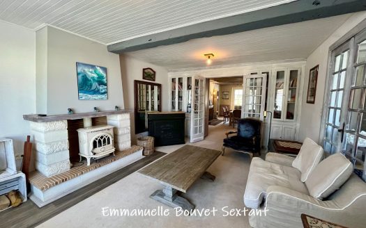 South Bergerac, large and charming village house, swimming-pool and terrace, garden, outbuidlings to convert