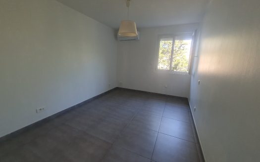For sale 4-room apartment of 116sqm  with two parking spaces